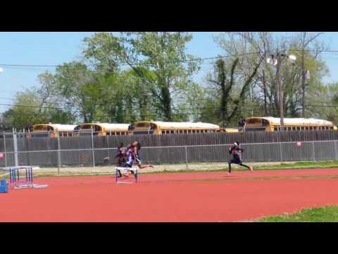 Video of Elysia Hawthorne running the 200m in Blue and White